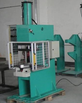 汽車行業(yè)如何運(yùn)用鉚接機(jī)提高組件質(zhì)量和生產(chǎn)效率？